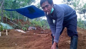 Iwan Suwandi, penggali makam massal bagi korban longsor di Banjarnegara, Jawa Tengah. (Viva.co.id)