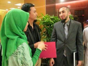 Erfian Asafat (tengah) bersama Nouman Ali Khan dalam acara di Malaysia tahun 2013 (Foto: Dokumentasi Facebook Erfian Asafat)