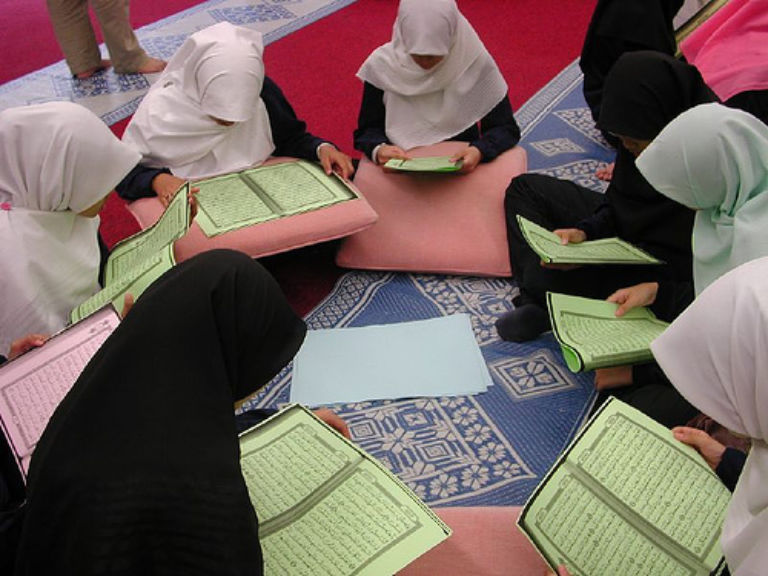 Знания в Исламе. Мусульманская ученица. Набор группы чтения Корана. Мусульманка в библиотеке.